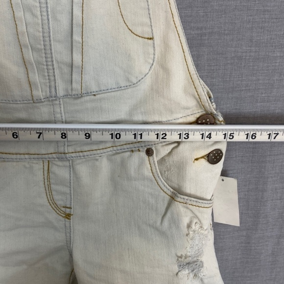 Destroyed Bib Overall Shorts Womens Sz 0 Light Wash High Waisted Metal Hardware - Picture 10 of 13
